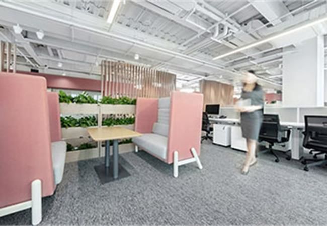 媒体办公室装修设计重塑空间活力，满足灵活办公舒适体验