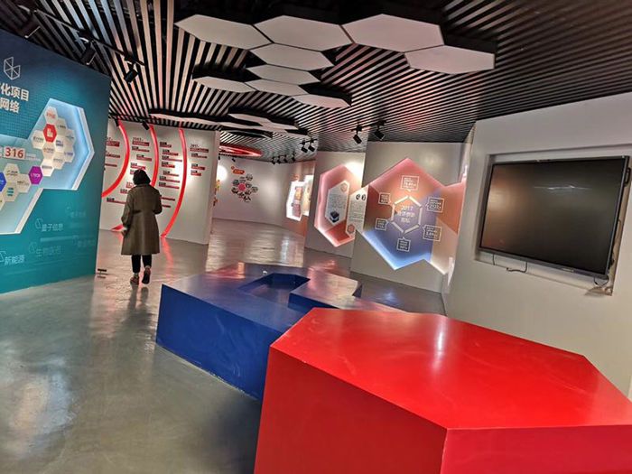 企业展厅装修设计效果图怎么设计公司发展历程墙面？