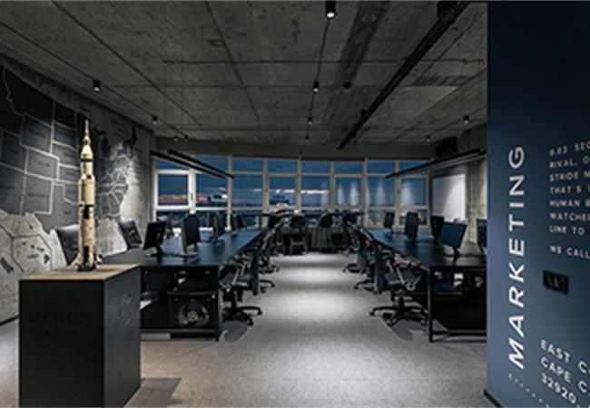 140平工业风办公室装修设计用蓝与黑强调了空间的个性
